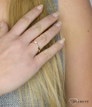 Pierścionek zaręczynowy, Pierścionek złoty z brylantem R62567YW złoty pierścionek pierścionek z brylantem pierścionek zaręczynowy✓Zaręczyny Piękne i Eleganckie  (4).JPG